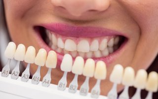 Zirkonyum mu? Porselen mi? Gülüş Tasarımında Hangi Materyal Daha Uygun?